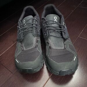 ON wmns blk Cloud5 shoe size US9 LIKE NEW! Great conditionWorn only a few times.